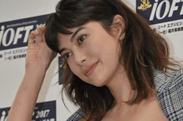 「段々畑のよう」森星、“毛量とクセ”を活かしたセンス光る斬新ヘア公開「ハマってるヘアスタイル」