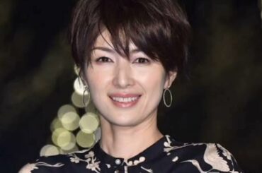 吉瀬美智子、膝上ミニで美脚チラリ 抜群スタイル輝くショットに「カッコいい」「綺麗」の声