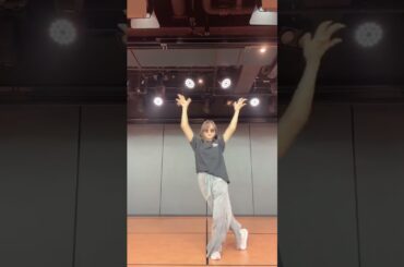 AKB48 小栗有以 前回は手が違う(ポニシュ)と指摘を頂きましたので…。 振りコピver🕶️✨ #カリスマックス #akb48
