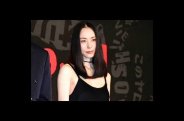 8年ぶり映画出演の深津絵里が「美しすぎる」　黒のキャミドレス姿にネット衝撃「え、若返ってません？」