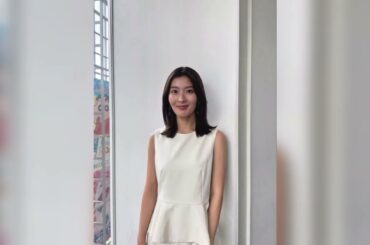 ＜宮崎あおい＞タイトなジャケット×ワイドパンツの爽やか白コーデ　アクセで華やかに