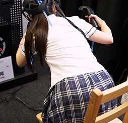 【画像】この女の子がVRゴーグルつけてゲームに夢中で下半身無防備だったら？