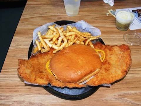 【画像】アメリカのカツバーガー、たぶんみんなの想像よりも大きい🐖