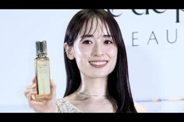 泉里香が全身白ジャンプスーツ姿披露　結婚発表後初の公の場で笑顔「いろんなことも楽しみながら」