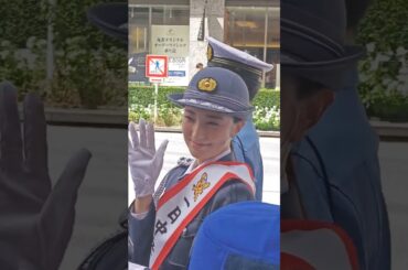 警察官が警察官にパレードの「出発っ」を告げる、白バイ、サイドカー、一日警察署長・俳優・宮本茉由さん、交通安全パレード👮🚨、日本橋高島屋、