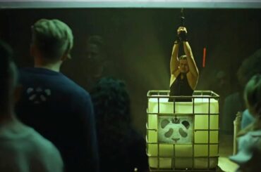 8人が密室に閉じ込められ、残酷なリアリティショーに参加させられる。全世界に生中継され、視聴者の投票によって生死が決まる。五体バラバラ、命をかけたデスゲーム――それでも観客は夢中になって見続ける！