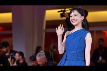 芦田愛菜、ブルーのワンショルダードレスで魅了　ベネチア国際映画祭レッドカーペットに登場