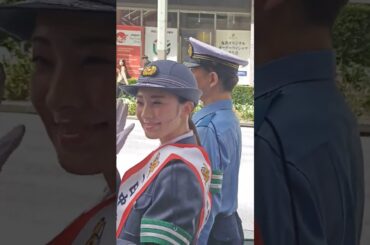 俳優宮本茉由さん交通安全パレード中に「花壇には入らないで！花踏まないで！」って注意換気する警視庁警察官👮🚨