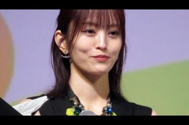 「透き通っていて綺麗」「足綺麗すぎ」山本彩　素肌とブラックコーデの美しいコントラストに反響の声「「色白すぎる！」