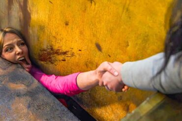 【映画紹介】二人の少女は、自分たちが死神を出し抜けると信じていたが、自分たちがどれほど間違っていたかを知ったとき、彼女たちの勇気は恐怖に変わった。