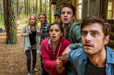 【映画紹介】友達のグループが週末の旅行のために人里離れたキャビンに向かうが、暗く静かな森の中で自分たちだけではないことに気づく。