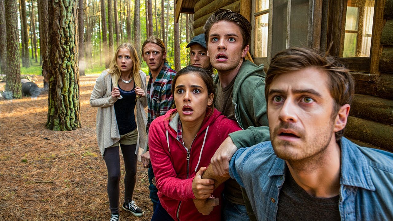 【映画紹介】友達のグループが週末の旅行のために人里離れたキャビンに向かうが、暗く静かな森の中で自分たちだけではないことに気づく。 【映画紹介】友達のグループが週末の旅行のために人里離れたキャビンに向かうが、暗く静かな森の中で自分たちだけではないことに気づく。