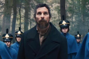 【映画紹介】誰も信じなかった――士官候補生の遺体が目立つ場所に吊るされているのが発見された後、名探偵が暴き出した暗い秘密。