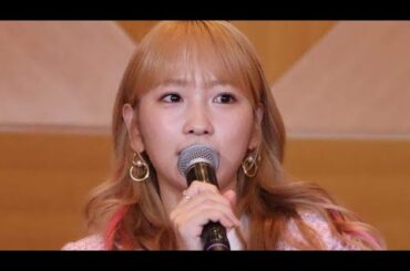 ＜川栄李奈＞ピンクコーデを黒パンプスで引き締め　金髪にピンクのインナーカラーも