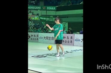 日向坂46小坂菜緒、初のバレーボール始球式　大阪MV開幕戦を盛り上げる