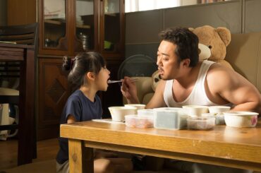 【映画紹介】 娘を溺愛する“ただの父親”だと、誰もが彼を舐めていた。その正体が「絶対に怒らせてはいけない男」であることに気づかずに。