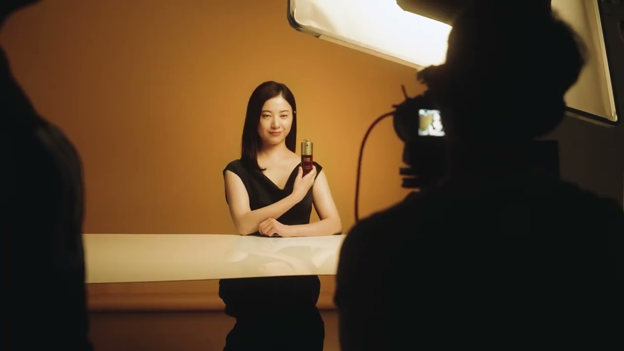 吉高由里子さんご愛用の美容液で、ハリを感じるツヤ肌へ。 吉高由里子さんご愛用の美容液で、ハリを感じるツヤ肌へ。