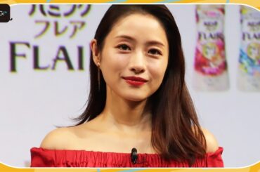 石原さとみ、美デコルテ披露の赤ワンピで登場　「ハミングフレア アロマビーズ」クイズに挑戦