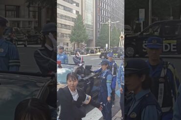 「車道出ないでくださいね、ご協力をお願いします」って注意換気する警視庁警察官👮、女性警察官👮‍♀️、一日警察署長・俳優宮本茉由さん