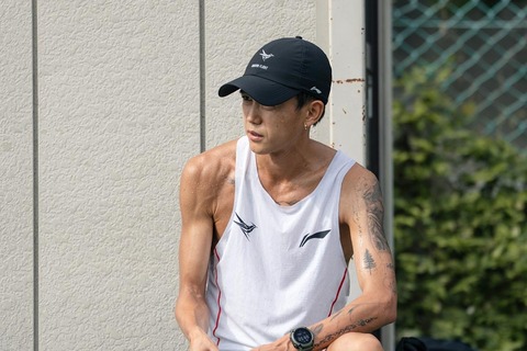 【衝撃】あの日本人陸上選手、左腕がタトゥーまみれだった… （※画像あり）