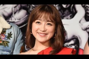 鈴木奈々、美脚透ける黒タイツ×ミニスカコーデ公開「上品で可愛い」「秋っぽくて素敵」と反響