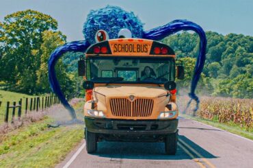 【映画紹介】少女の不気味な絵が恐ろしい怪物として命を吹き込まれ、閉じ込められたスクールバスの中でクラスメートを狩り始める。