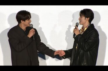 Snow Man向井康二、森崎ウィンの手をギュッ（映画「（LOVE SONG）」公開記念舞台あいさつ／森崎ウィン 向井康二 及川光博 藤原大祐 齊藤京子）