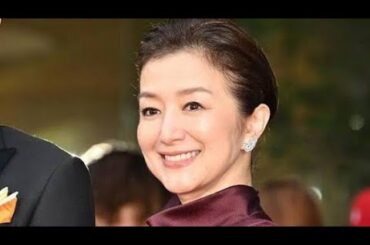＜鈴木京香＞57歳　ノースリーブドレスで美肌輝く　上品な“大人の魅力”見せる