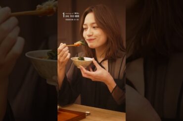 【#川口春奈 さん、料理を前にした笑顔が💕  ˎˊ˗】撮影中は、全部で3品を堪能した川口さん。こだわりの料理を前に見せる嬉しそうな表情は、実にチャーミングでした✨