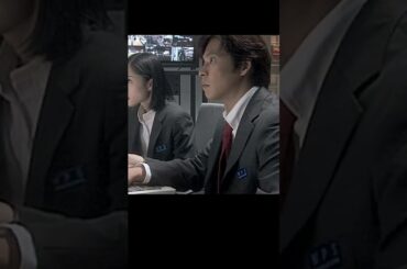 ⑥監視モニター室で青島とすみれが極秘任務中に気まずくなるシーンをもう一度。#踊る大捜査線THE MOVIE2 レインボーブリッジを封鎖せよ