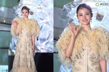 橋本環奈、ヴァレンティノドレスで華やかに登場　イルミネーションにも負けない輝き！　『表参道ヒルズ クリスマスツリー2025 点灯式』