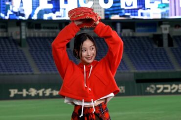 広瀬すず、東京ドームでストライク！“自画自賛”な投球練習も「上手です～！」　三井不動産“三井のすずちゃん”新CM 「東京ドーム」篇