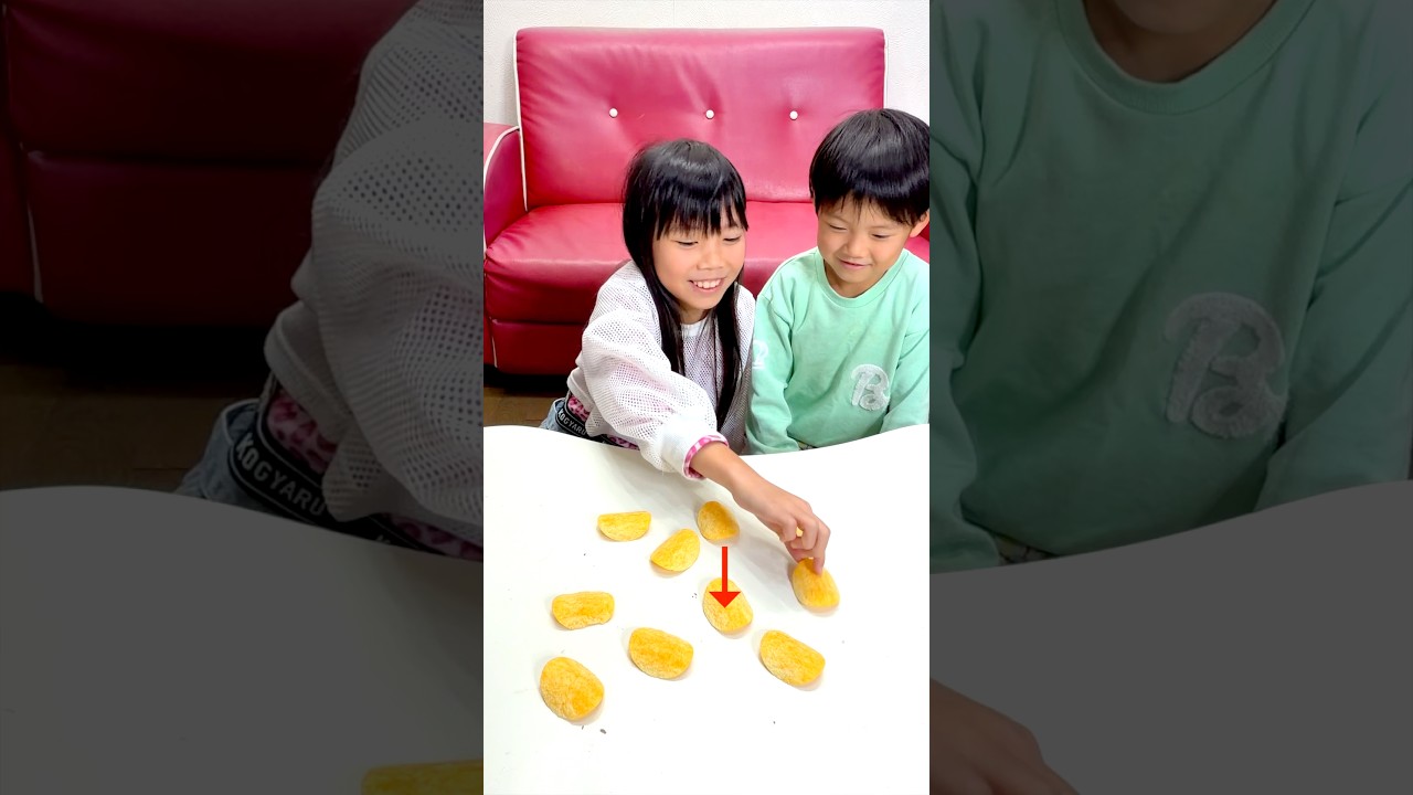 ハズレを避けてお菓子を食べ続ける対決！あーちゃん vs みつき #funny 運ゲー #ポテチ
