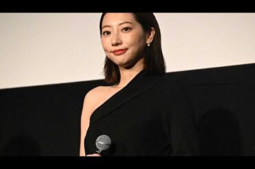 武田玲奈「うれしい」地元・福島での舞台あいさつで反響を実感　肩だしミニワンピ&赤タイツ姿で美脚披露　