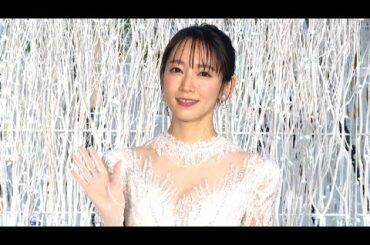 吉岡里帆、ホワイトドレス姿で点灯式に登場！　クリスマスの思い出は？　「弟がメチャクチャかわいくて」