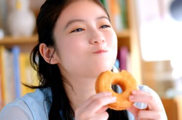 今田美桜、ドーナツをひと口…「しあわせ顔」が可愛すぎる瞬間【ミスド 新ＣＭ】