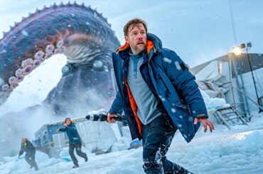 【映画紹介】科学者たちは無謀な実験で北極海に爆発物を投げ込み、知らずのうちに氷の眠りから巨大で古代のクラーケンを目覚めさせてしまった。