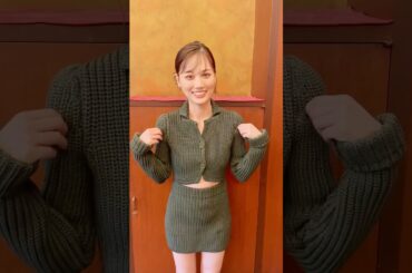 【山下美月】短丈  ニット ピッタリ ミニスカ で表紙掲載雑誌を告知 2024年09月21日