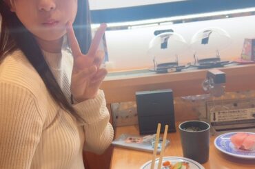 【画像】安心系JCさん、くら寿司で豪遊した後にぽんぽん出して寝てしまうｗｗｗｗｗｗｗ