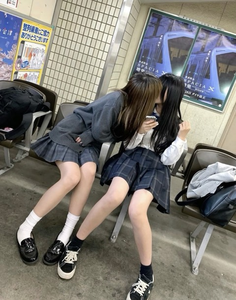 【画像】JK、駅でキスｗｗｗｗｗｗｗｗｗｗｗｗｗｗｗｗｗｗｗｗｗｗ