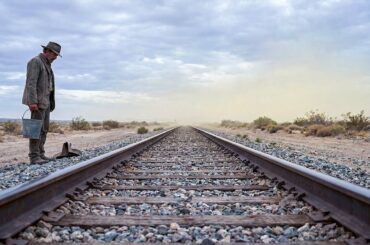 【映画紹介】この男は灼熱の砂漠で10年間、たった一人で生き延びた。人生を打ち砕く「あるもの」を発見するまでは。