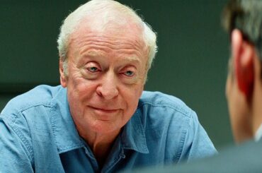 【映画紹介】老人を騙して逃げ切ったつもりの銀行。しかし、その後の彼のまさかの行動は誰も予想できなかった。