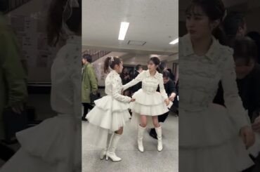 元AKB48 前田敦子 たかみなはいつだって私を気にしてくれて心配してくれて、、ってよく見たら衣装のおまつが衣装直しに来てくれるの私全くきがついてないじゃん！🤣面白かったから載せておくね