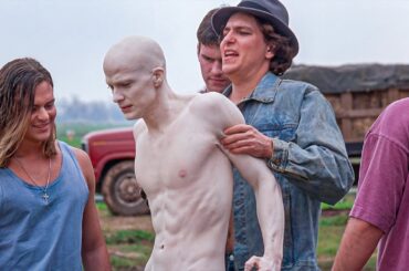 【映画紹介】誰もがこのアルビノの少年を化け物だと嘲笑するが、彼が恐ろしい才能を秘めていることを知らない。彼は死がいつ襲ってくるかを予知できるのだ。