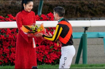 【長澤まさみ】女神君臨！最後にC.デムーロに逆花束贈呈で照れ笑い