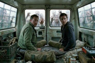 【映画紹介】二人の友人が目を覚ますと、死んだ車の中に閉じ込められていた。数百体のゾンビが外に集まり、バッテリーは完全に死んでいて、脱出の術がない。