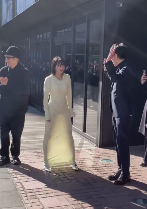 【画像】広瀬すずさん、スケスケのドス●ベ衣装を身に纏ってしまうｗｗｗｗｗｗｗ