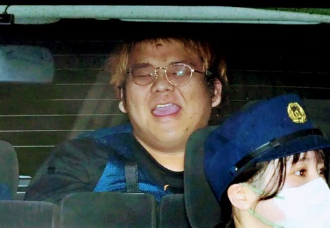 【画像】HKT48スタッフ殺害未遂事件、容疑者を護送する婦警さんが美人と話題にwwwwww