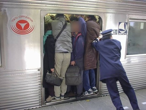 【画像】東京の満員電車、流石にこれで通勤通学してる奴全員負け組wwwwwwwwwwwwwwwwwwwwwwwwwwwww