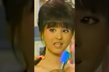 松田聖子 自分のおさげ髪で遊ぶ